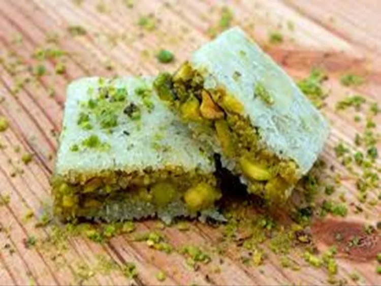 Pistachio-filled shredded pastry squares