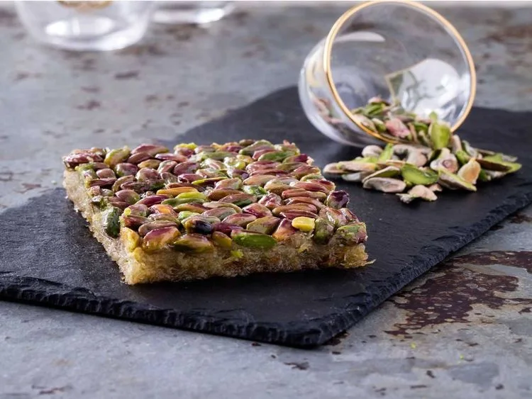 Pistachio-topped kadayif pastry