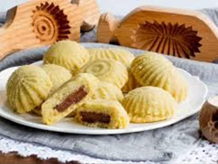 Maamoul cookies with date filling