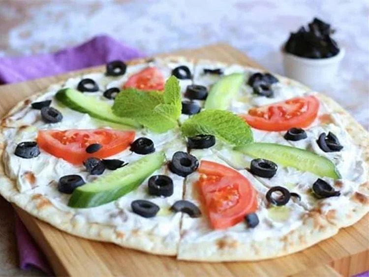 Labneh flatbread topped with vegetables