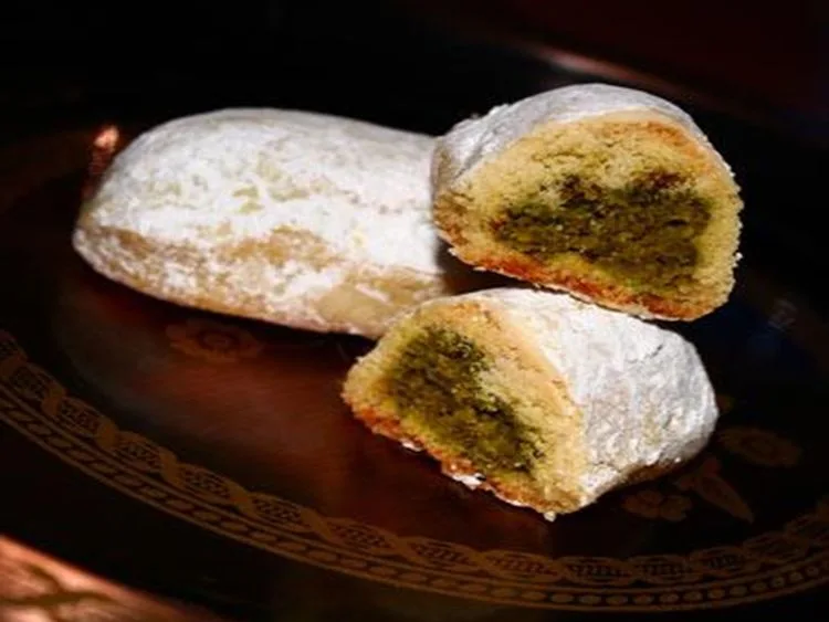 Powdered maamoul with pistachio filling
