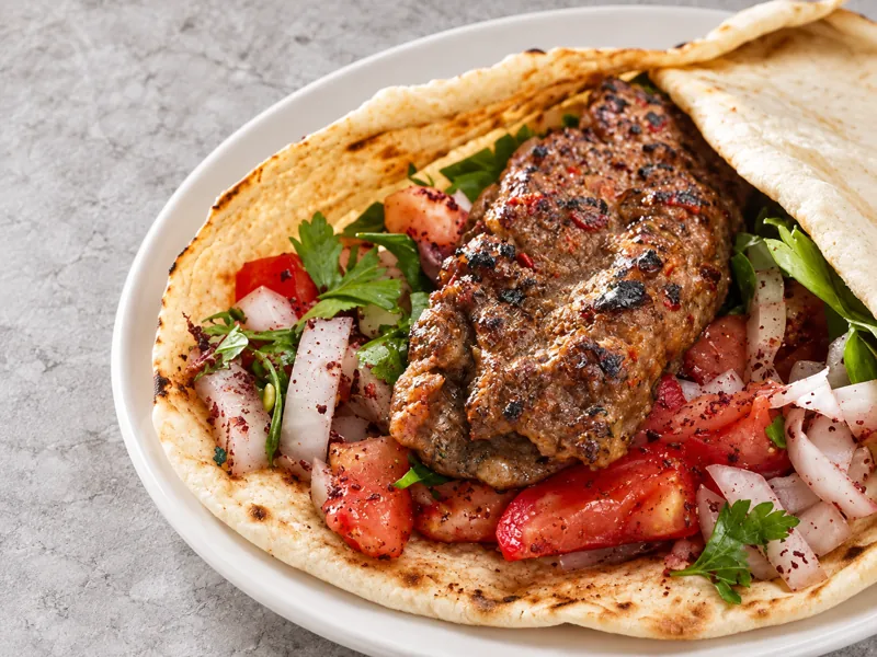 Grilled kafta in flatbread with vegetables