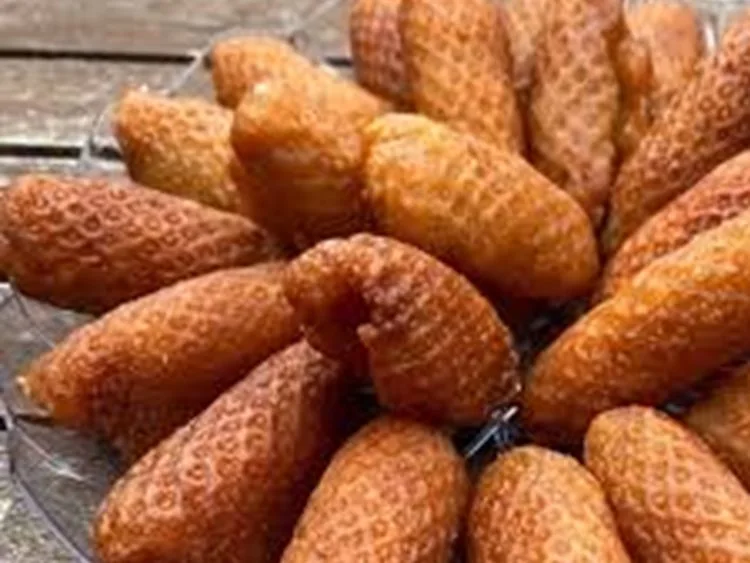 Ridged syrup-coated makaroon pastries